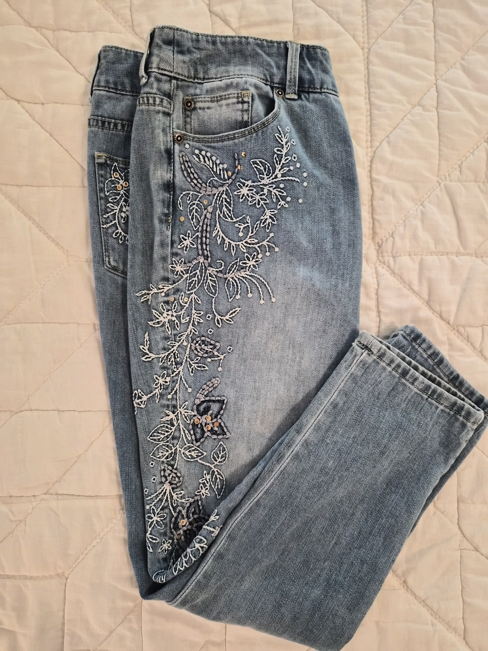 Chico's Mid Rise Embroidered/Sequined Jeans- Size  US 6/Chicos 0.5 (Small)